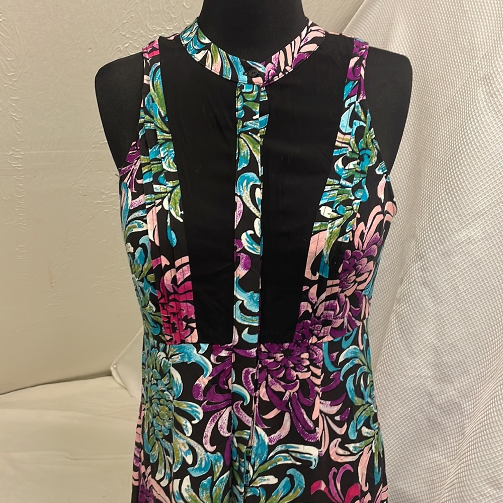 Nicole Miller black and floral dress Size 6, Button front, sleeveless, flows